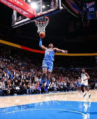 NBA球员在比赛中完成精彩扣篮